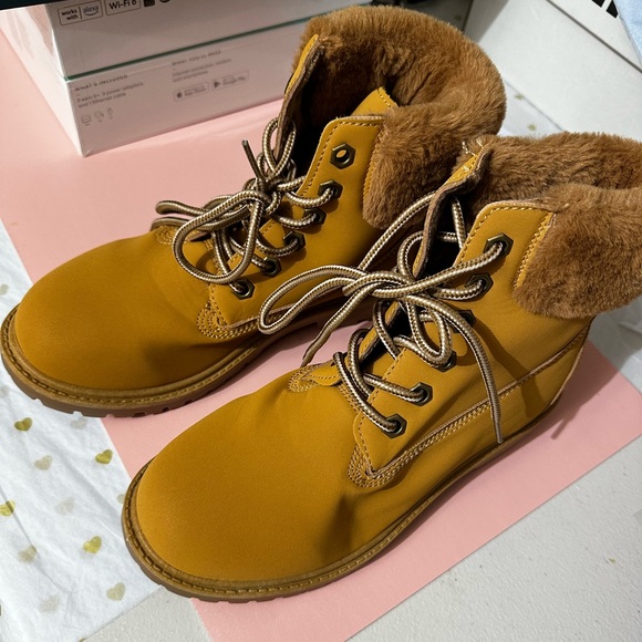 Charlotte Russe Women's Size 7 Chukka Boots Tan Fur Ankle Lace New - Picture 2 of 6